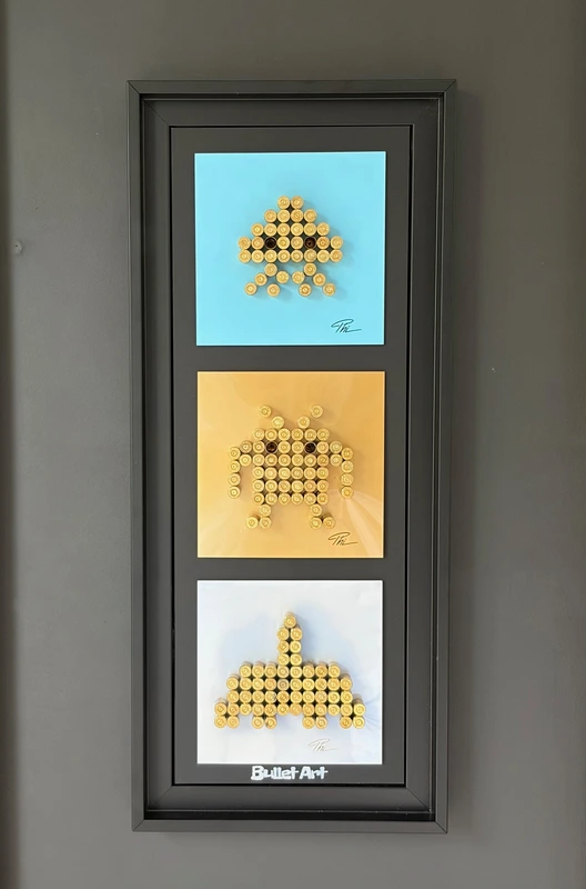 Cadre 03 vertical Bullet Invaders avec finition acrylique satiné